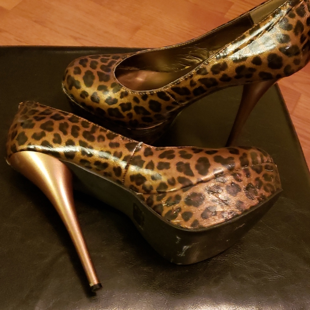 Leopard platform shoe